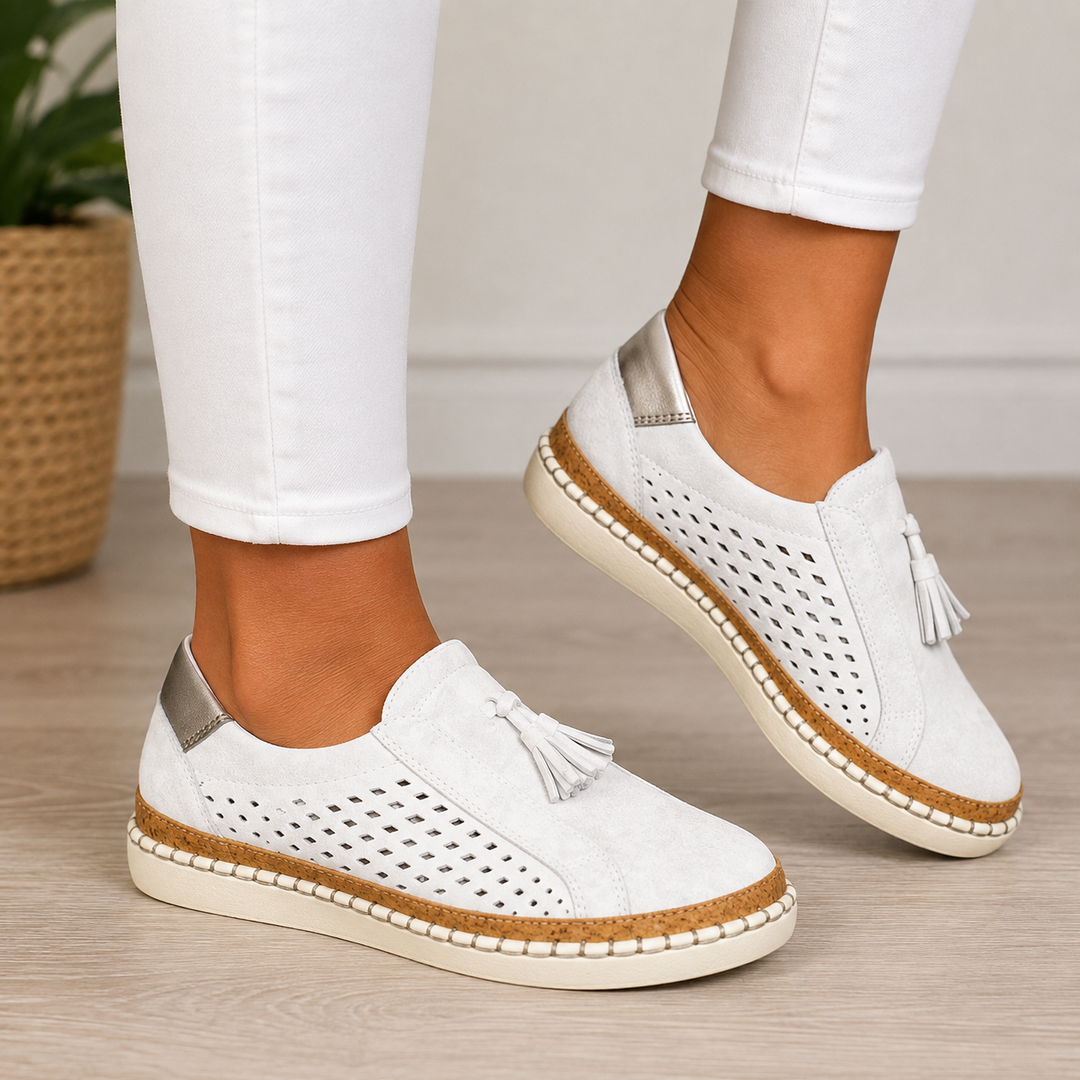 Christine | Mocassim Feminino Confortável em Camurça Perfurada