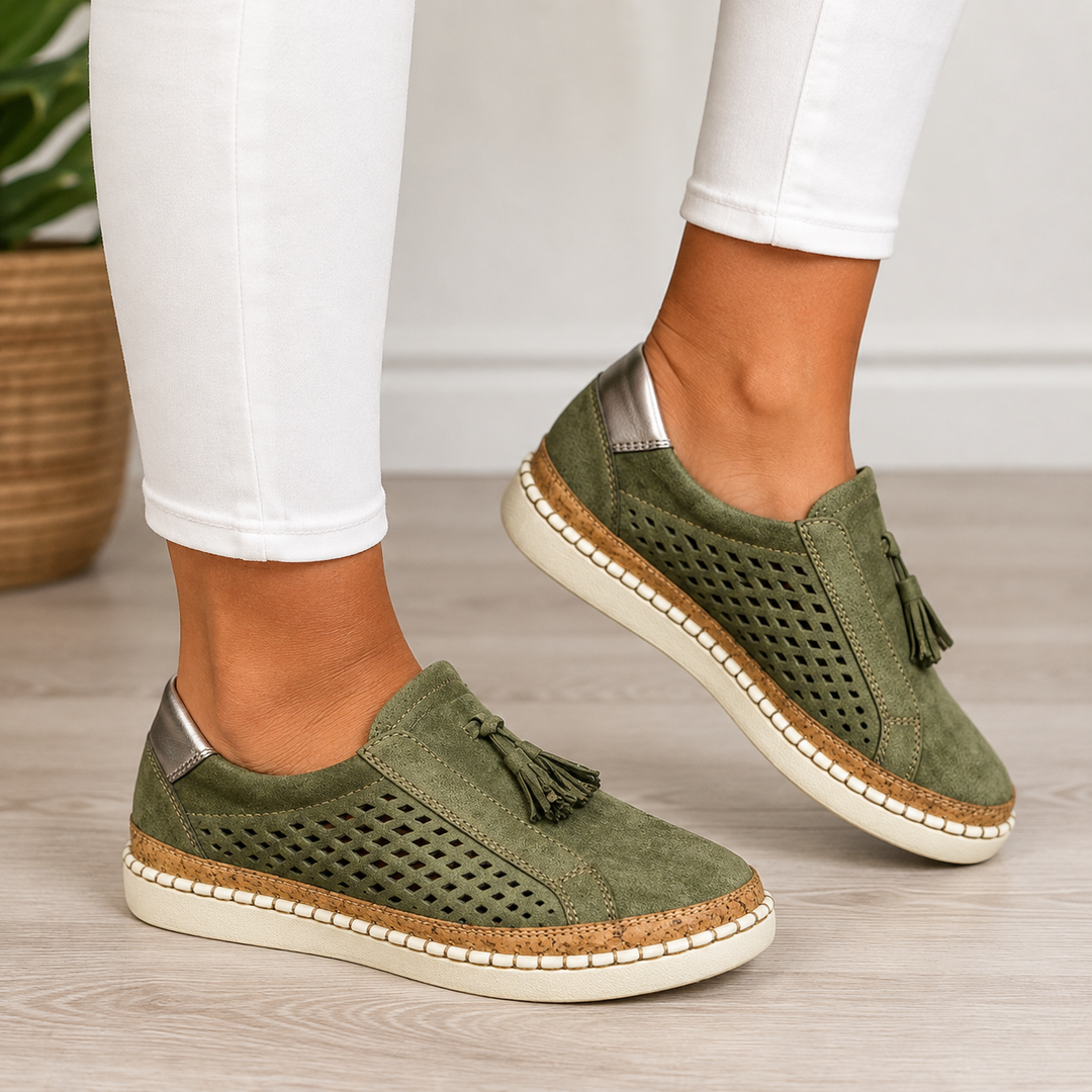 Christine | Mocassim Feminino Confortável em Camurça Perfurada