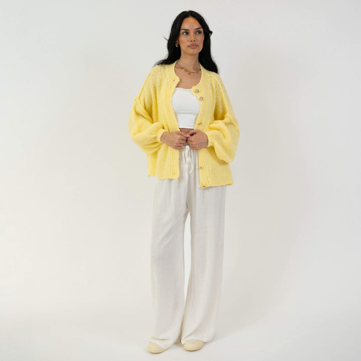 Cardigã Feminino Oversized de Tricô com Botões Dourados