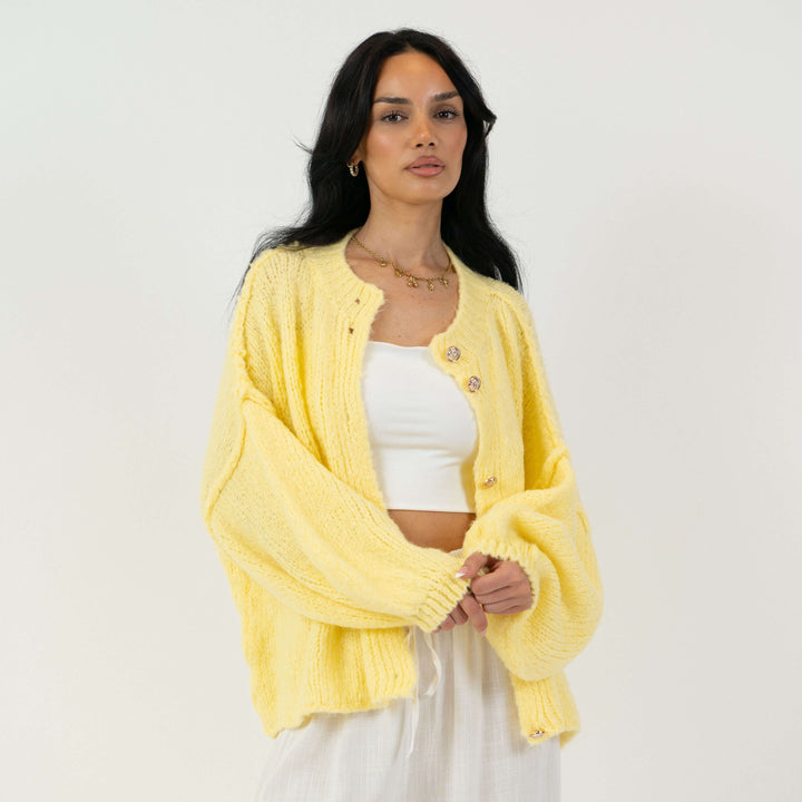 Cardigã Feminino Oversized de Tricô com Botões Dourados