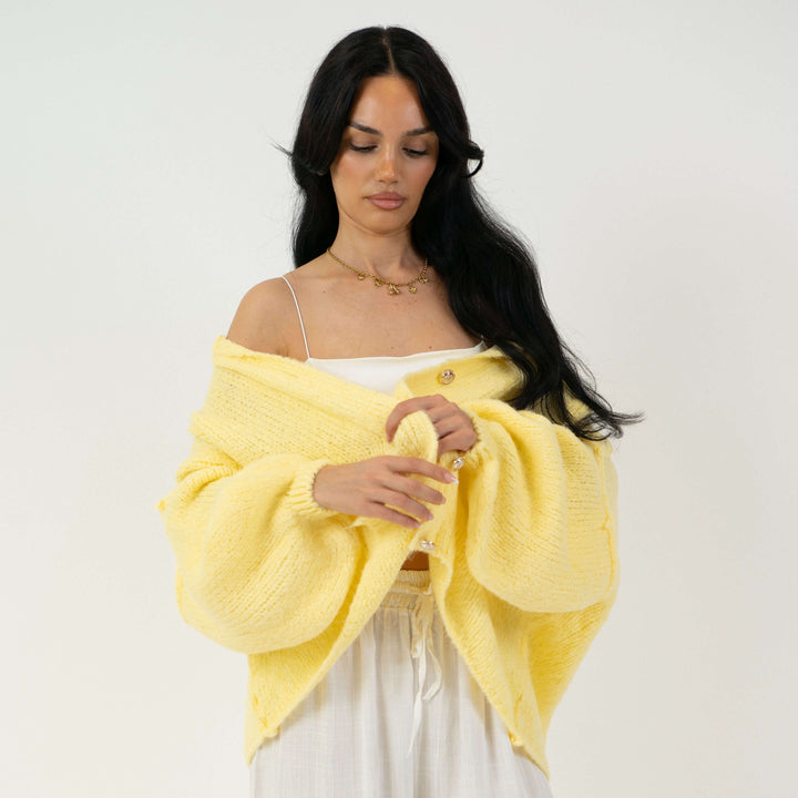 Cardigã Feminino Oversized de Tricô com Botões Dourados