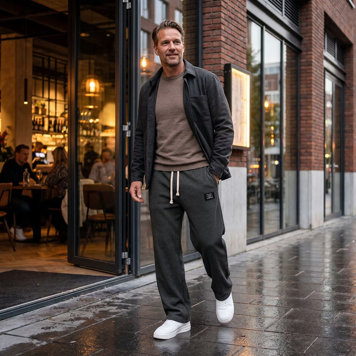 Calça Masculina Confortável com Corte Larguinho e Cintura Ajustável