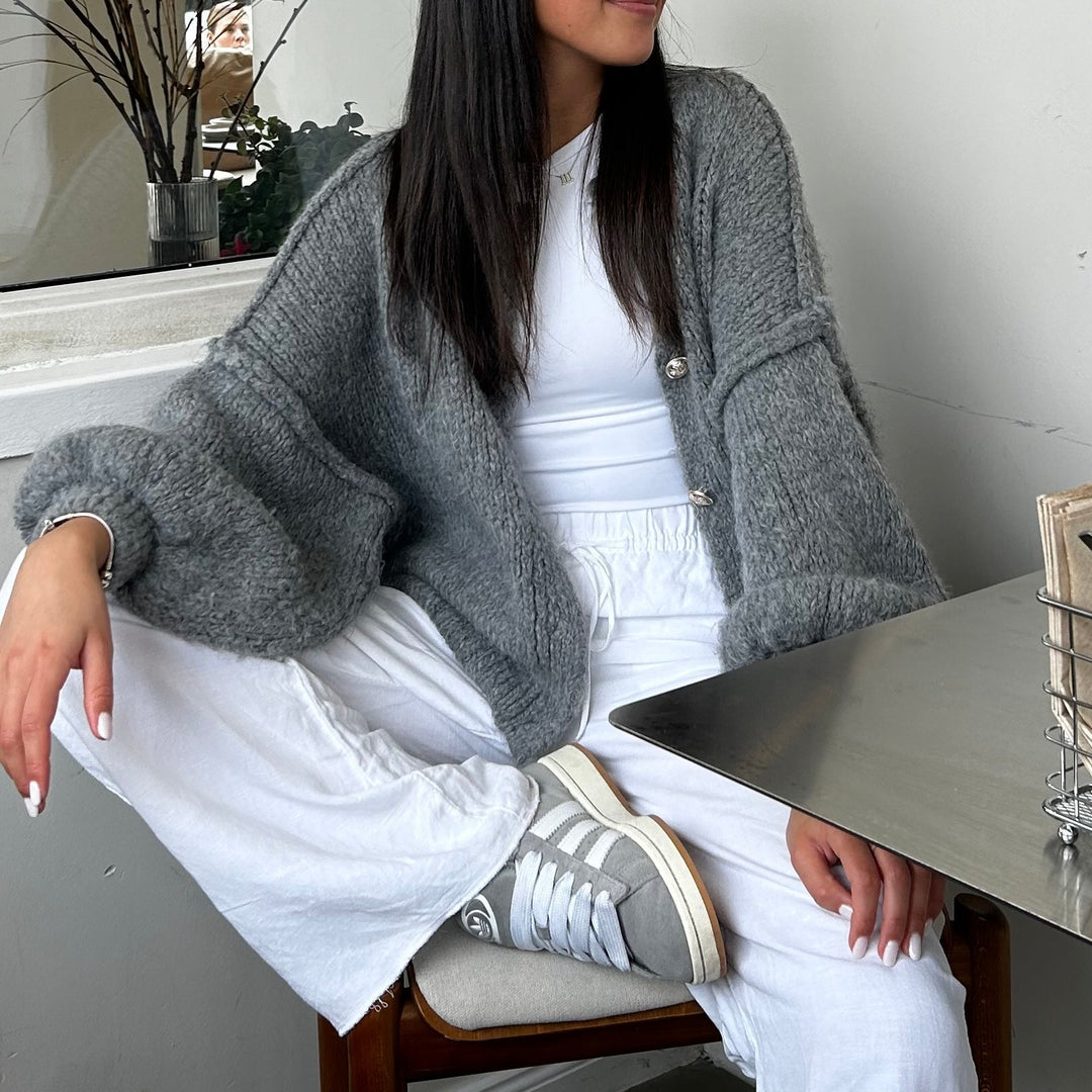 Cardigã Feminino Oversized de Tricô com Botões Dourados