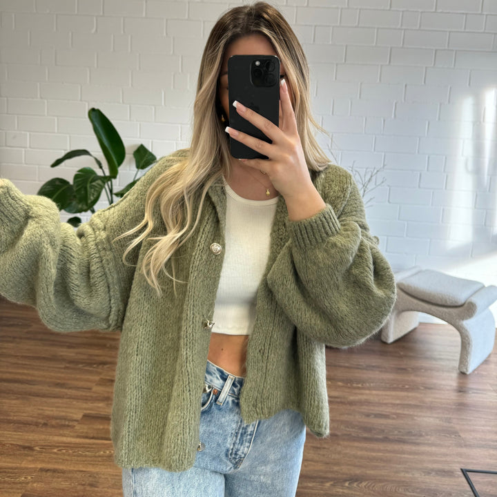 Cardigã Feminino Oversized de Tricô com Botões Dourados