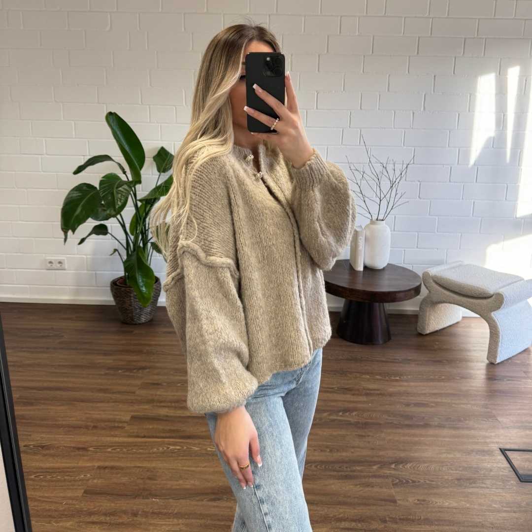 Cardigã Feminino Oversized de Tricô com Botões Dourados