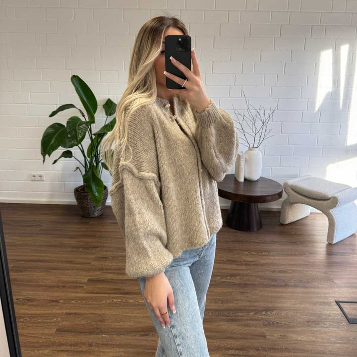 Cardigã Feminino Oversized de Tricô com Botões Dourados