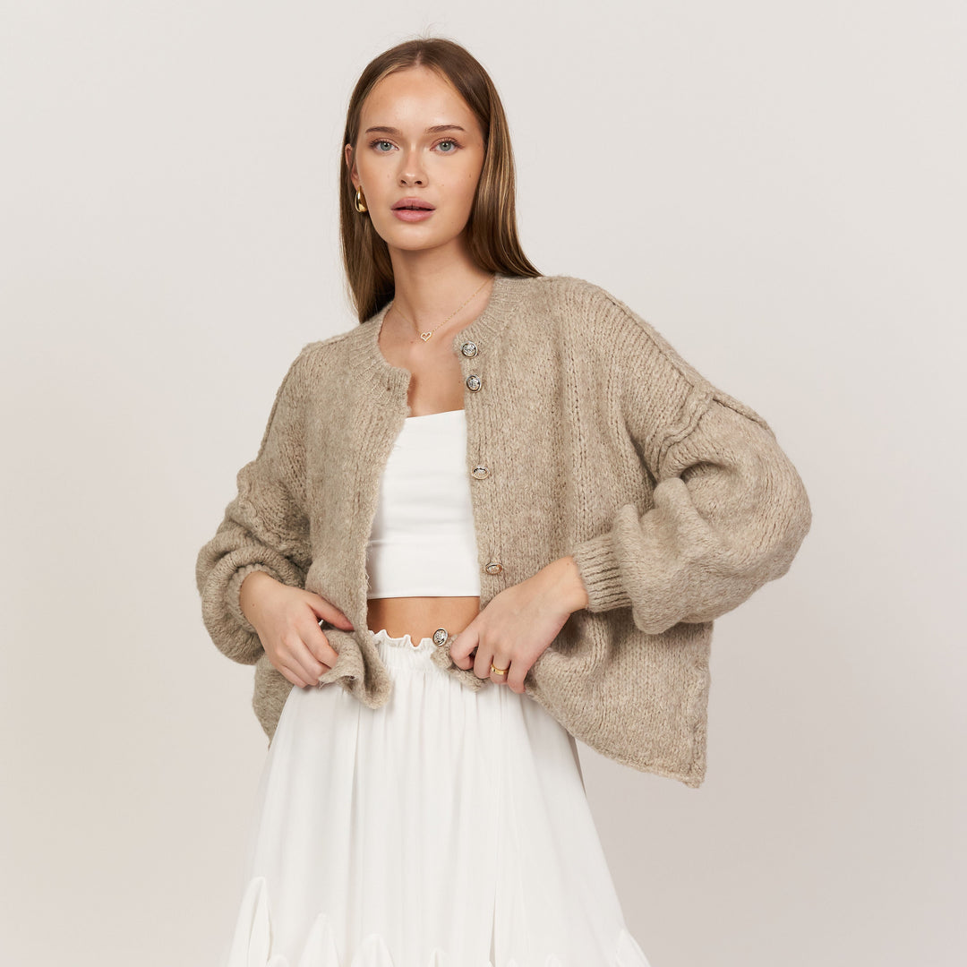 Cardigã Feminino Oversized de Tricô com Botões Dourados