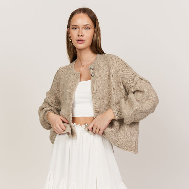 Cardigã Feminino Oversized de Tricô com Botões Dourados