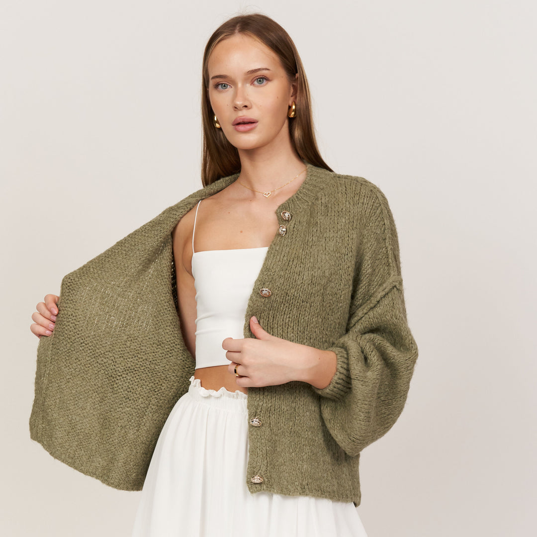 Cardigã Feminino Oversized de Tricô com Botões Dourados